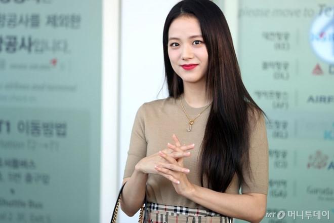 Jisoo BlackPink bị soi đôi chân gân guốc khi lên đường tham dự London Fashion Week 2019-1