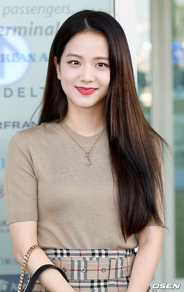 Jisoo BlackPink bị soi đôi chân gân guốc khi lên đường tham dự London Fashion Week 2019-2