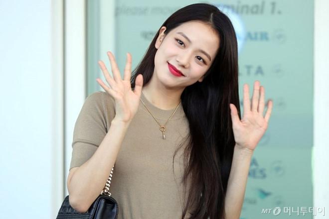 Jisoo BlackPink bị soi đôi chân gân guốc khi lên đường tham dự London Fashion Week 2019-3