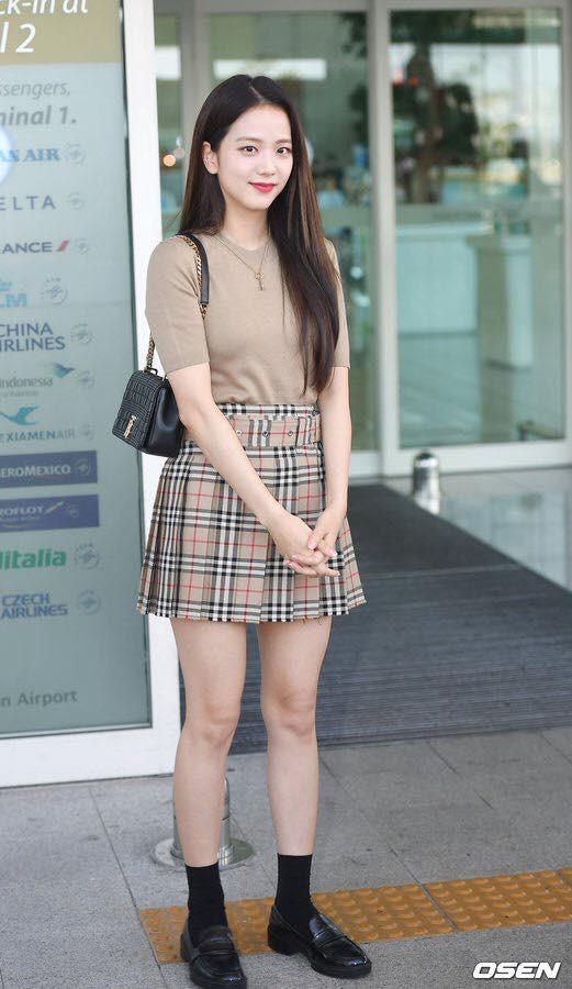 Jisoo BlackPink bị soi đôi chân gân guốc khi lên đường tham dự London Fashion Week 2019-5