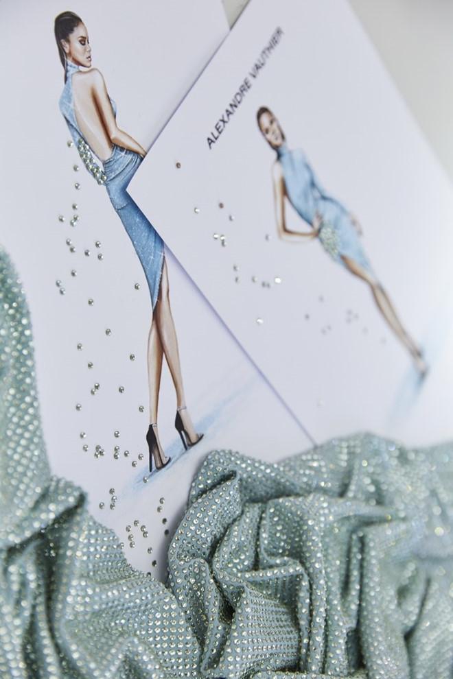 Rihanna bị dìm dáng khi diện váy lồng bàn ôm sát cơ thể-4