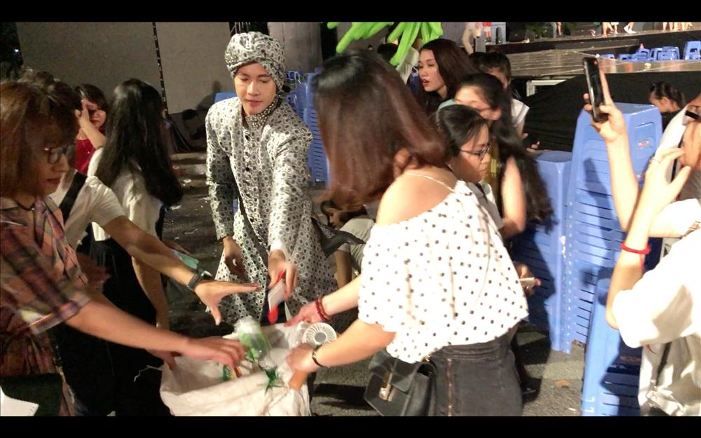 S.T Sơn Thạch diễn xong không về, rủ fans làm điều ý nghĩa đêm rằm tháng 8-4