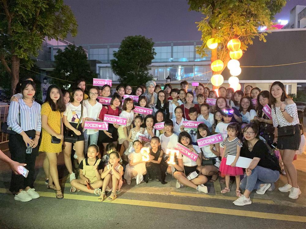 S.T Sơn Thạch diễn xong không về, rủ fans làm điều ý nghĩa đêm rằm tháng 8-6