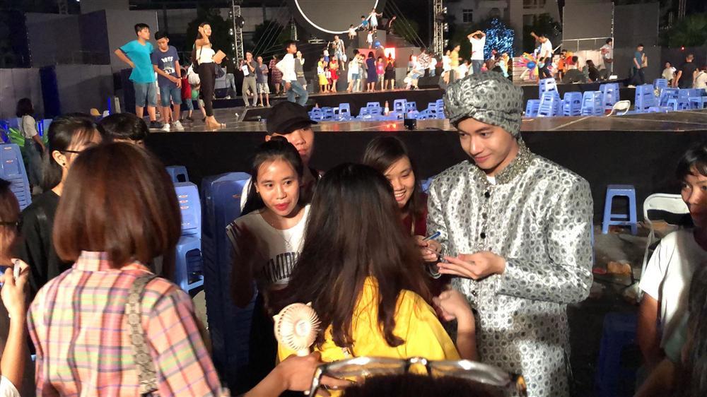 S.T Sơn Thạch diễn xong không về, rủ fans làm điều ý nghĩa đêm rằm tháng 8-5