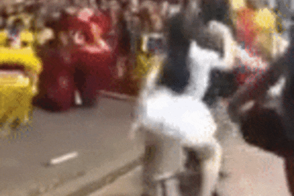 Cặp đôi thản nhiên diễn cảnh nóng trên tàu nhưng gây sốc nhất là hình ảnh sờ soạng phản cảm-3