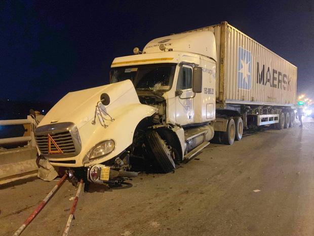 Tìm thấy thi thể nạn nhân rơi xuống sông Hồng trong vụ container tông một loạt xe máy từ cầu Thanh Trì-1