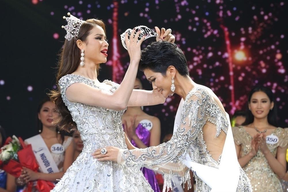 Không muốn lên đồ lồng lộn trong giây phút final walk, HHen Niê ghi điểm vì quá tâm lý với người kế nhiệm-5