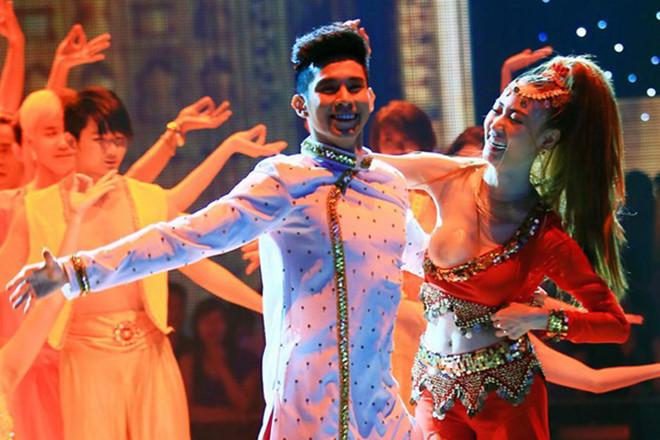 Trấn Thành, Đan Trường rách quần, Ngân Khánh, Hương Giang hở ngực trên sân khấu-7