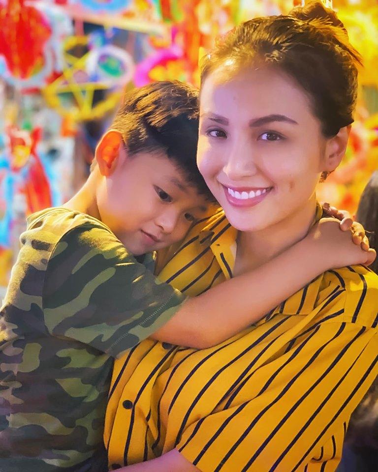 "Ngày nào mẹ còn ẵm nhẹ bâng, giờ đây con đã như bao gạo rồi", Diễm Hương khép lại tin sao Việt bằng khoảnh khắc bên con trai đi chơi Tết Trung thu.