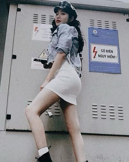 Elly Trần tạo dáng gợi cảm.