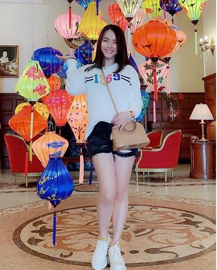 Hải Băng phân vân: "Nhiều đèn quá biết lựa đèn nào?".