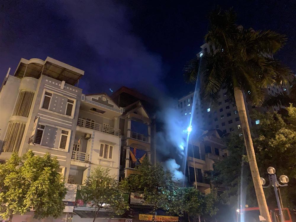 Đêm Trung thu 2 nhà ở Hà Nội cháy rừng rực, giải cứu 4 người-1