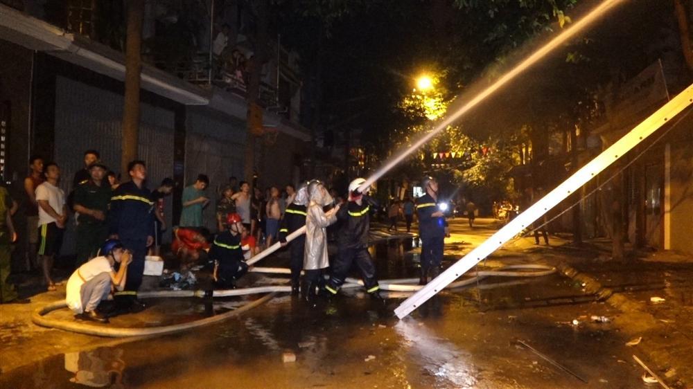 Đêm Trung thu 2 nhà ở Hà Nội cháy rừng rực, giải cứu 4 người-2
