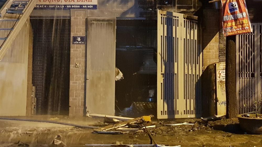 Đêm Trung thu 2 nhà ở Hà Nội cháy rừng rực, giải cứu 4 người-3