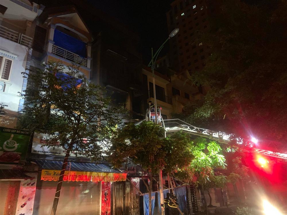 Đêm Trung thu 2 nhà ở Hà Nội cháy rừng rực, giải cứu 4 người-4