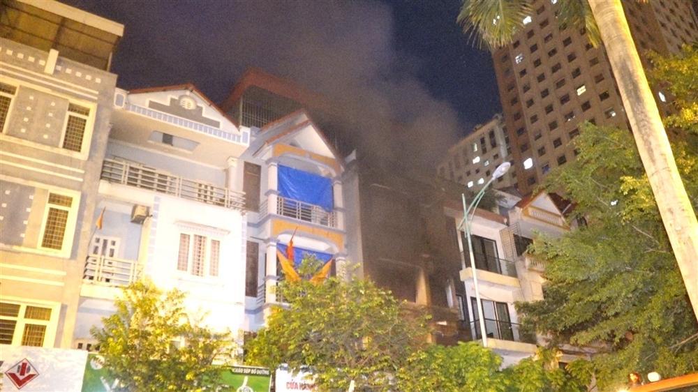 Đêm Trung thu 2 nhà ở Hà Nội cháy rừng rực, giải cứu 4 người-5