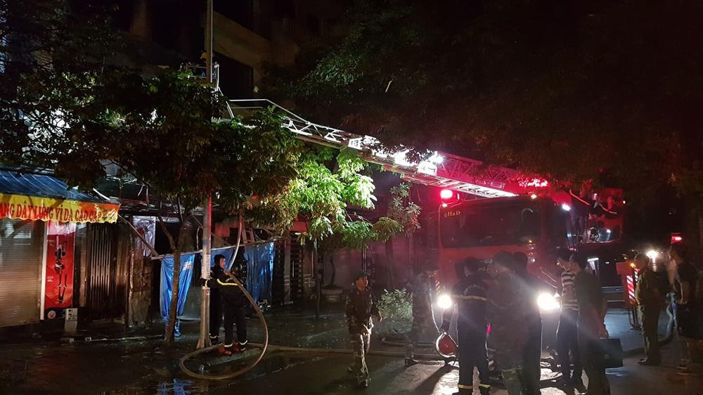 Đêm Trung thu 2 nhà ở Hà Nội cháy rừng rực, giải cứu 4 người-6