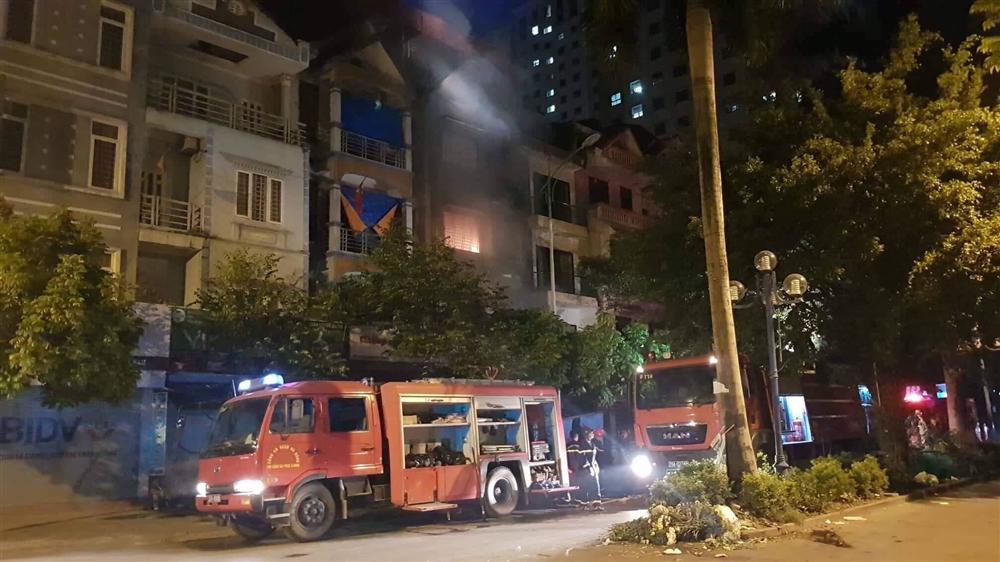 Đêm Trung thu 2 nhà ở Hà Nội cháy rừng rực, giải cứu 4 người-7