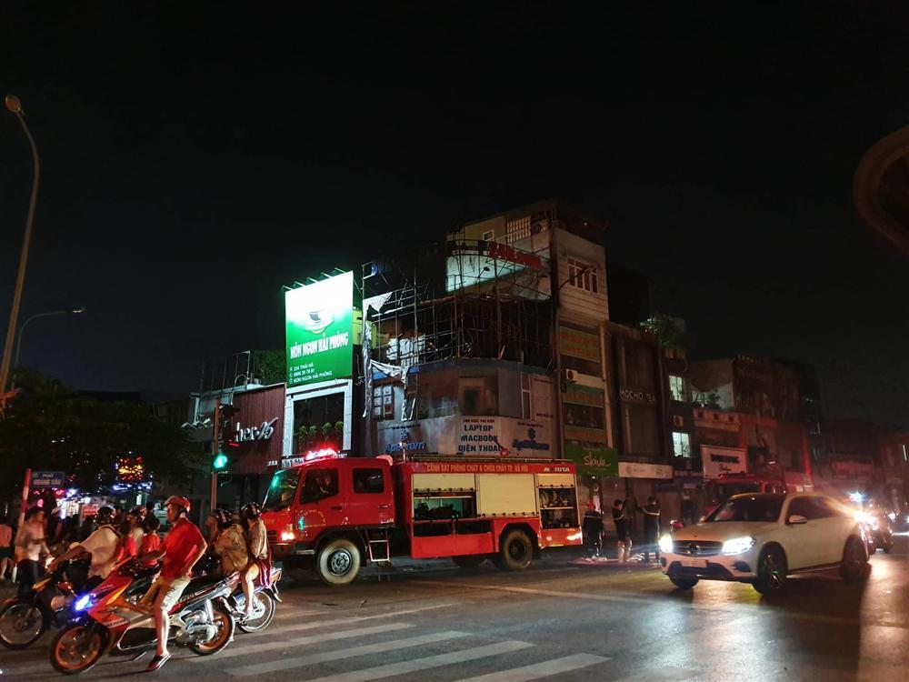 Đêm Trung thu 2 nhà ở Hà Nội cháy rừng rực, giải cứu 4 người-9