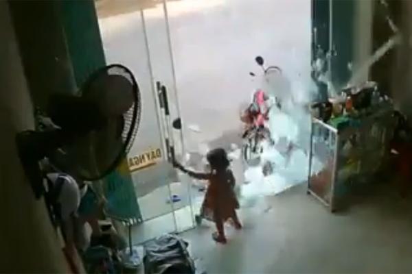 Clip: Sôi máu chồng vũ phu liên tục dìm vợ xuống nước rồi lại kéo lên bóp cổ trước mặt con nhỏ-2