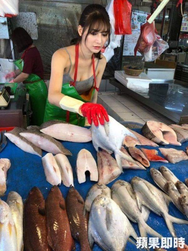 Cô nàng bán thịt nướng nóng bỏng đốt mắt dân tình-5