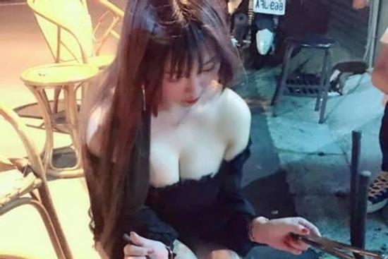 Cô nàng bán thịt nướng nóng bỏng 'đốt mắt' dân tình