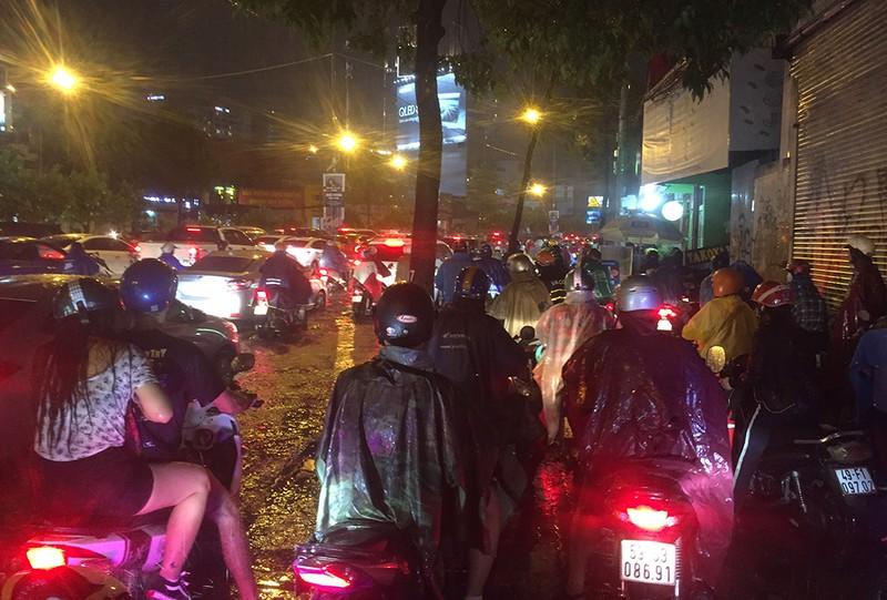 Mưa lớn, nhiều tuyến đường ngập nặng khiến xe ùn ứ-4