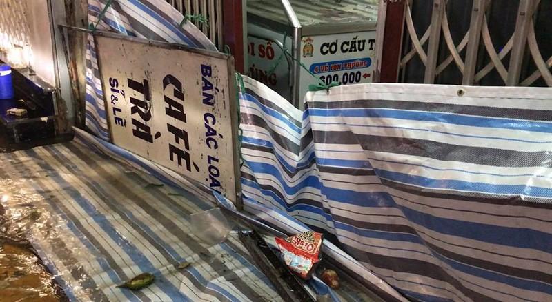 Mưa lớn, nhiều tuyến đường ngập nặng khiến xe ùn ứ-8