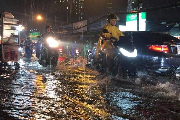 Tàu hỏa ra Bắc mắc kẹt vì nước ngập đường sắt ở Sài Gòn-2