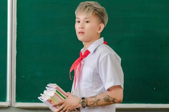 Hóa thân thành học sinh, B Ray lại bị fan 'bắt bẻ' điều này