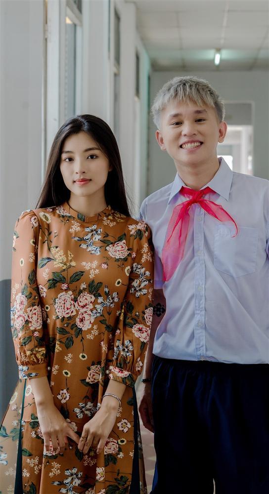 Hóa thân thành học sinh, B Ray lại bị fan bắt bẻ điều này-2