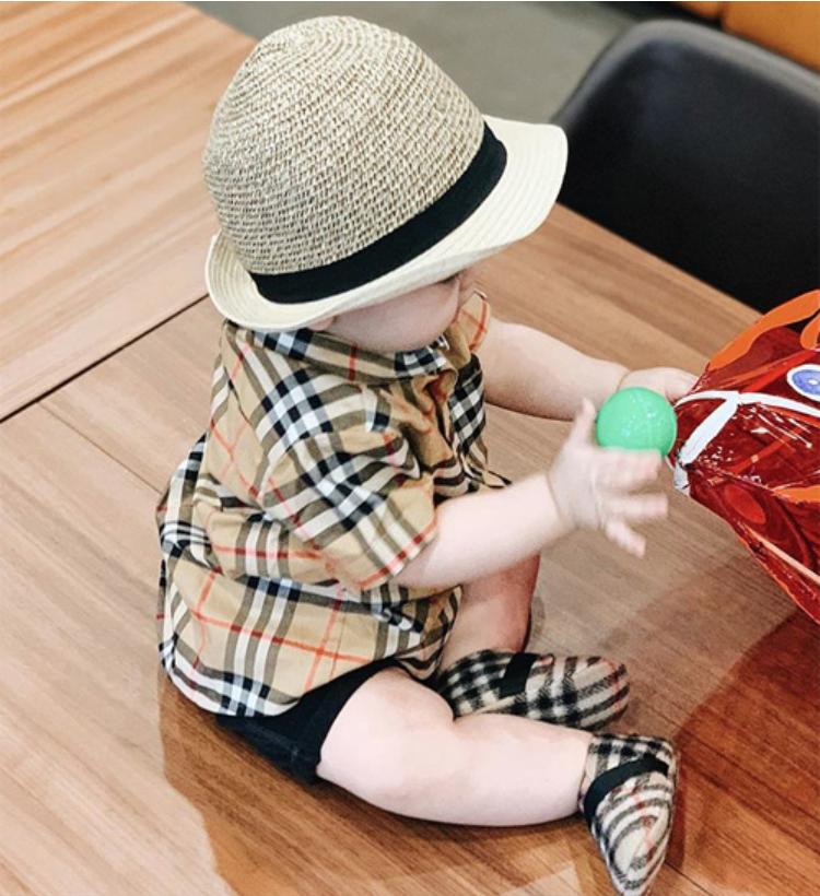 Con trai Tú Anh diện set đồ gần chục triệu đồng-2