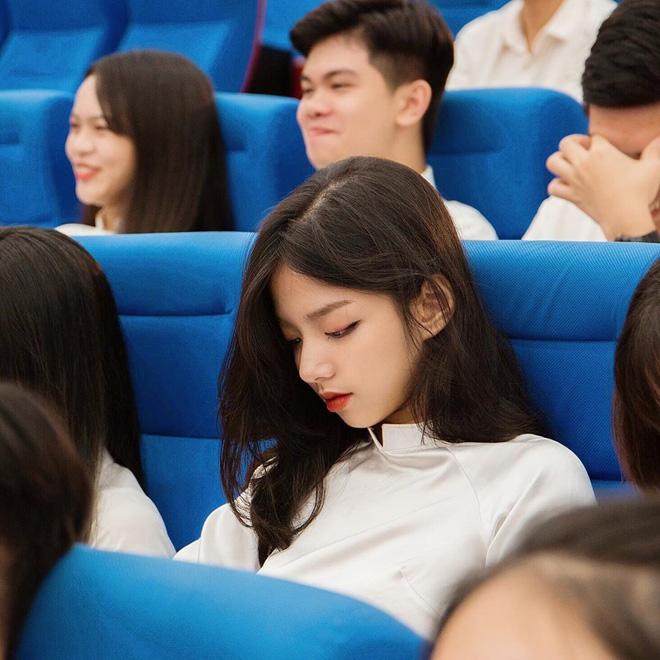 Thả nhẹ bức ảnh chụp lén xinh như hotgirl nhưng nhan sắc thật của nữ sinh khiến ai cũng ngỡ ngàng-1