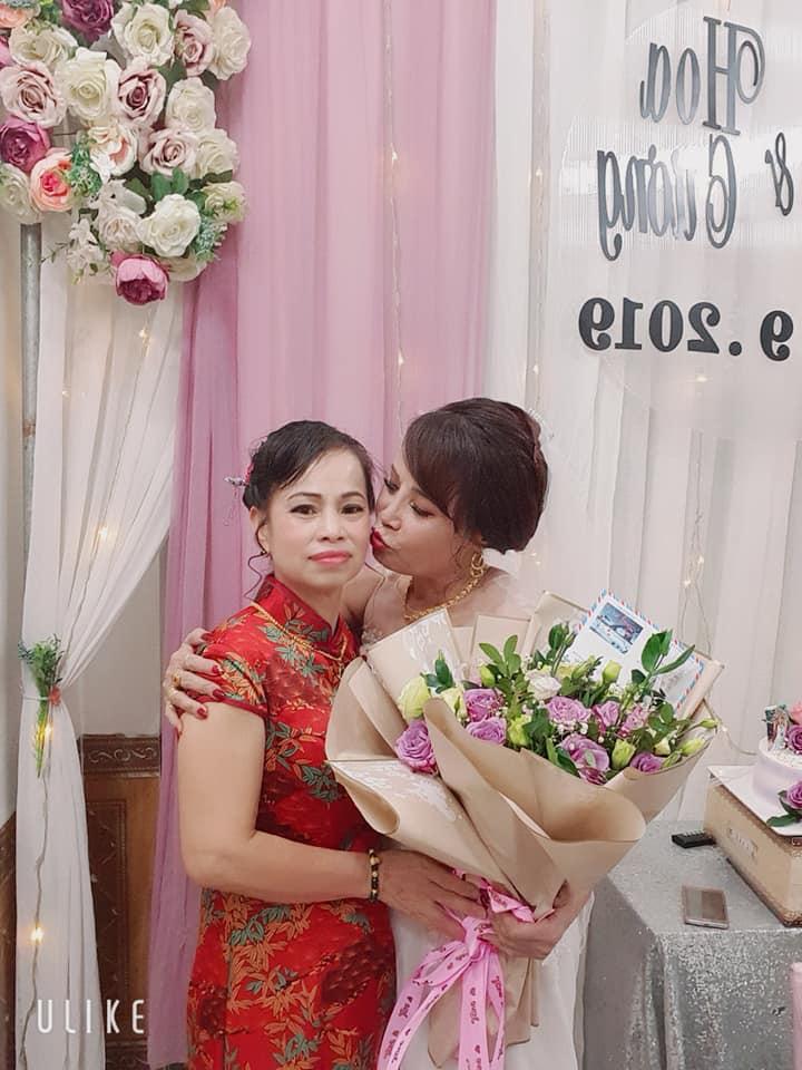 Kỉ niệm 1 năm lấy chồng trẻ, cô dâu 62 tuổi ở Cao Bằng chơi lớn chụp lại ảnh cưới, mở tiệc rình rang-6