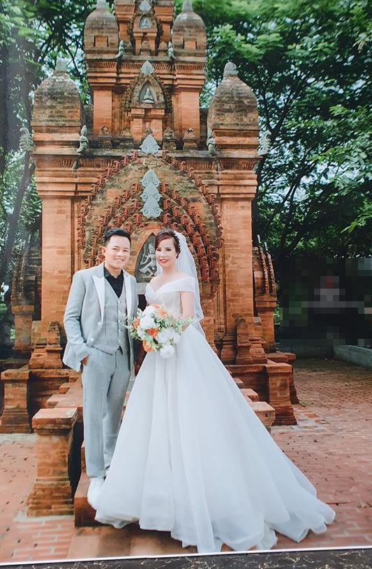 Kỉ niệm 1 năm lấy chồng trẻ, cô dâu 62 tuổi ở Cao Bằng chơi lớn chụp lại ảnh cưới, mở tiệc rình rang-2