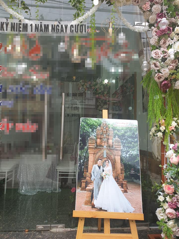 Kỉ niệm 1 năm lấy chồng trẻ, cô dâu 62 tuổi ở Cao Bằng chơi lớn chụp lại ảnh cưới, mở tiệc rình rang-3
