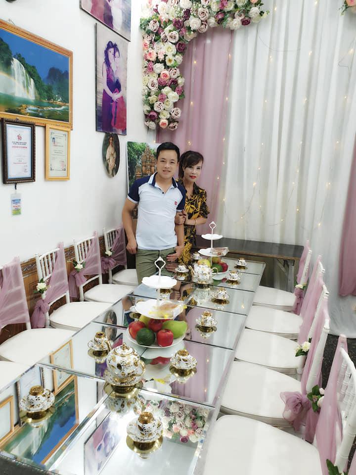 Kỉ niệm 1 năm lấy chồng trẻ, cô dâu 62 tuổi ở Cao Bằng chơi lớn chụp lại ảnh cưới, mở tiệc rình rang-4