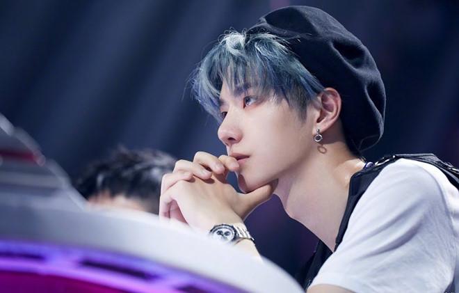 Vương Nhất Bác thích nhuộm màu nổi, đẹp trai với mọi kiểu tóc-1