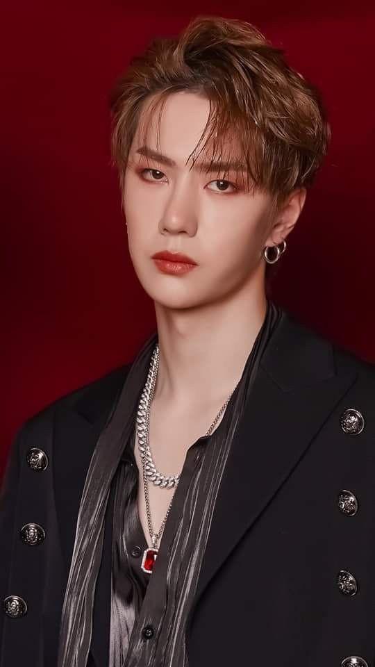 Vương Nhất Bác thích nhuộm màu nổi, đẹp trai với mọi kiểu tóc-10