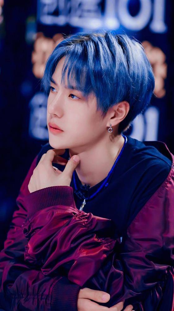 Vương Nhất Bác thích nhuộm màu nổi, đẹp trai với mọi kiểu tóc-3