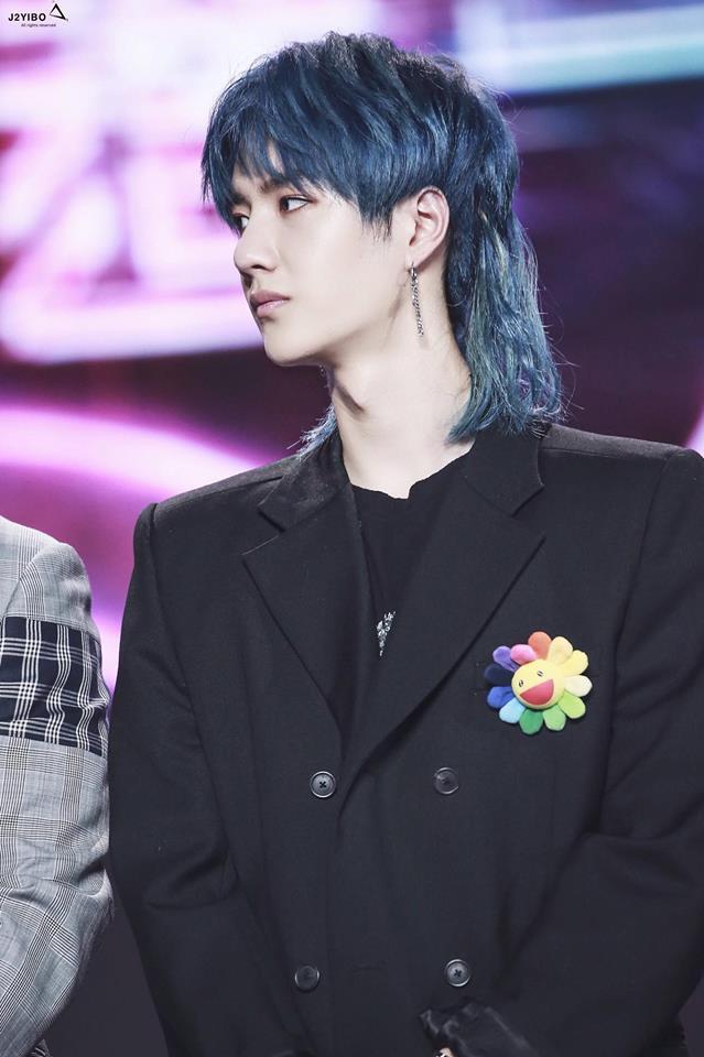 Vương Nhất Bác thích nhuộm màu nổi, đẹp trai với mọi kiểu tóc-5