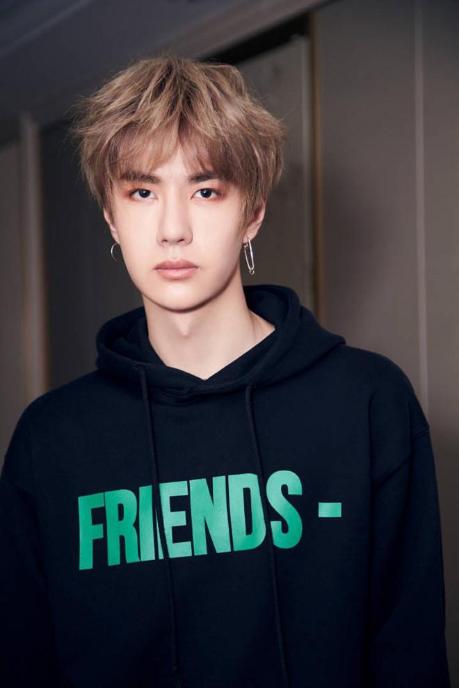 Vương Nhất Bác thích nhuộm màu nổi, đẹp trai với mọi kiểu tóc-6