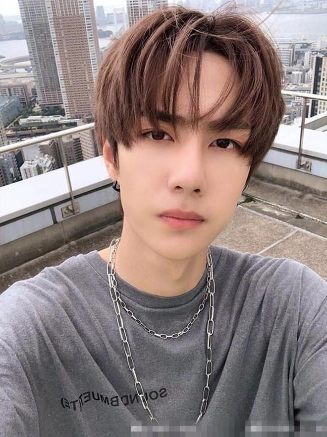 Vương Nhất Bác thích nhuộm màu nổi, đẹp trai với mọi kiểu tóc-9