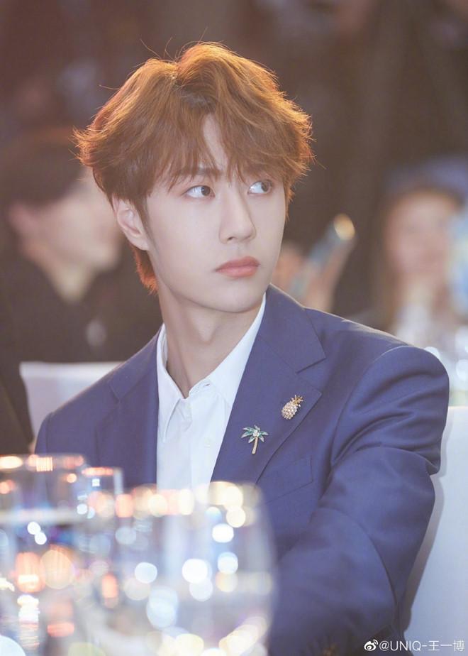 Vương Nhất Bác thích nhuộm màu nổi, đẹp trai với mọi kiểu tóc-11