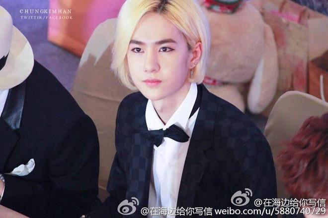 Vương Nhất Bác thích nhuộm màu nổi, đẹp trai với mọi kiểu tóc-12