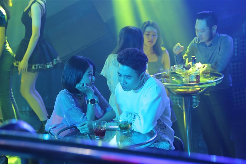 Người lạ ơi: Karik diễn xuất nhạt nhẽo trong bộ phim nhảm nhí ăn theo Châu Tinh Trì-4