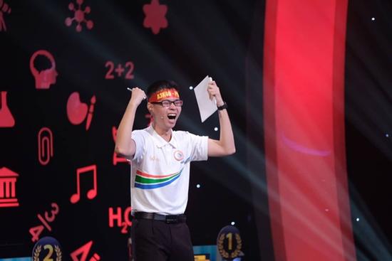 Lộ thành tích học tập chuẩn 'con nhà người ta' của Quán quân Olympia năm 19