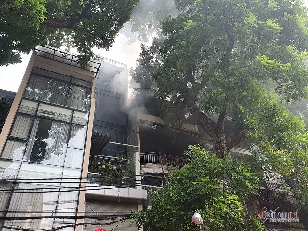 Phá cửa, bắc thang dập lửa cửa hàng nội thất 4 tầng phố Đê La Thành-1