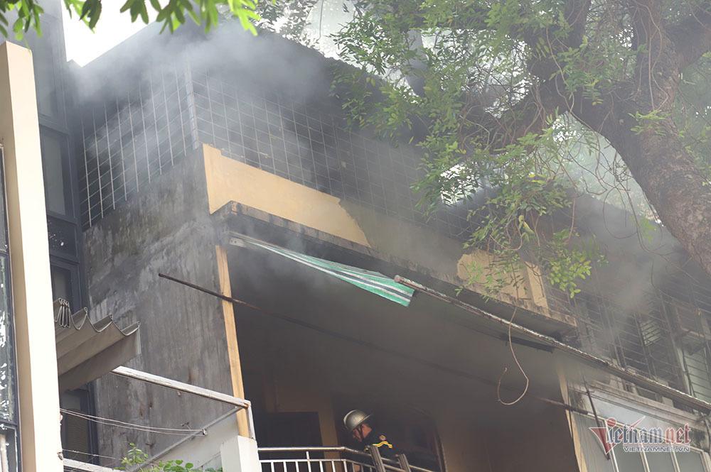 Phá cửa, bắc thang dập lửa cửa hàng nội thất 4 tầng phố Đê La Thành-3