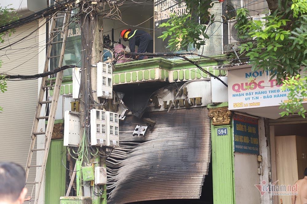 Phá cửa, bắc thang dập lửa cửa hàng nội thất 4 tầng phố Đê La Thành-4